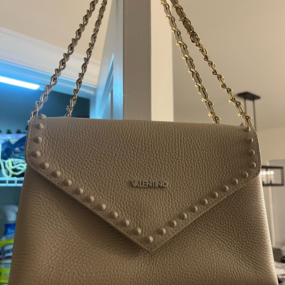 Mario Valentino Cream Pebbled Leather Envelope Crossbody with Gold Chain NWOT - Picture 3 of 16